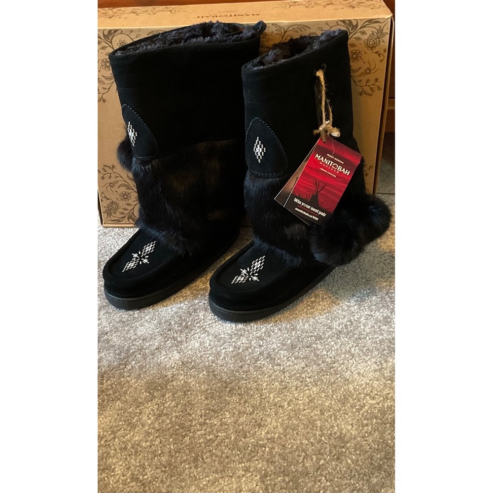 Manitobah Black Mukluks Boots "Snowy Owl"Fur & Beadwork Sz.6 Vibram Sole PomPoms